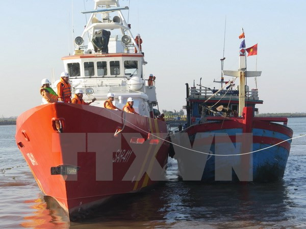 Cứu nạn một thuyền viên bị gãy chân tay, nguy kịch trên biển ảnh 1