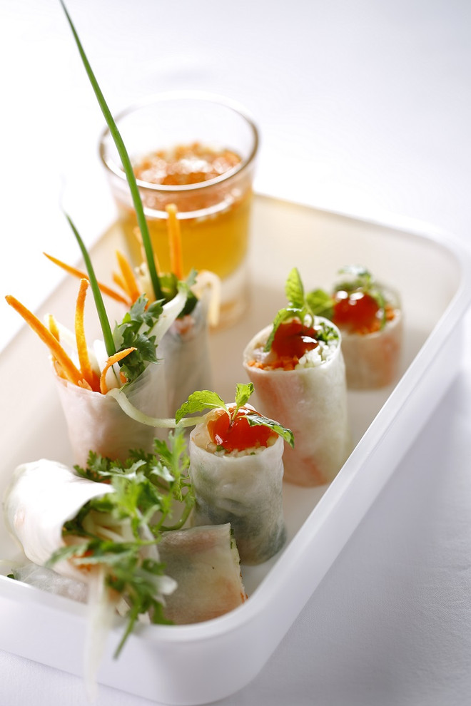 Món nem cuốn nhiều màu sắc. (Ảnh: Mövenpick Hà Nội) Lớp học miễn phí dạy cách nấu món ăn bổ dưỡng cho bé đến trường ảnh 2