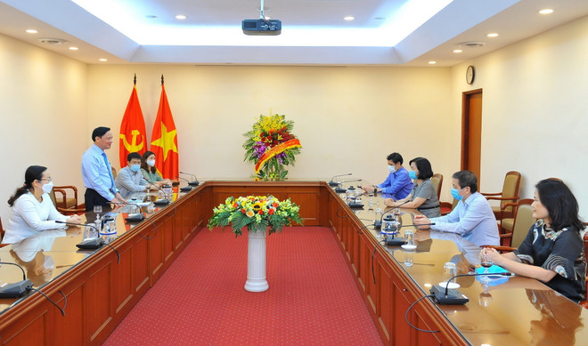 Phó Chủ tịch Quốc hội Nguyễn Khắc Định chúc mừng Thông tấn xã Việt Nam nhân kỷ niệm 96 năm Ngày Báo chí Cách mạng Việt Nam (21/6/1925-21/6/2021). (Ảnh: Minh Đức/TTXVN) Lời cảm ơn của TTXVN nhân kỷ niệm 96 năm Ngày Báo chí Cách mạng ảnh 1