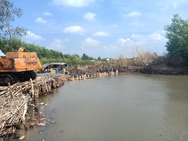 Cà Mau khắc phục xong sự cố vỡ đập khiến nước mặn tràn vào nội đồng ảnh 1