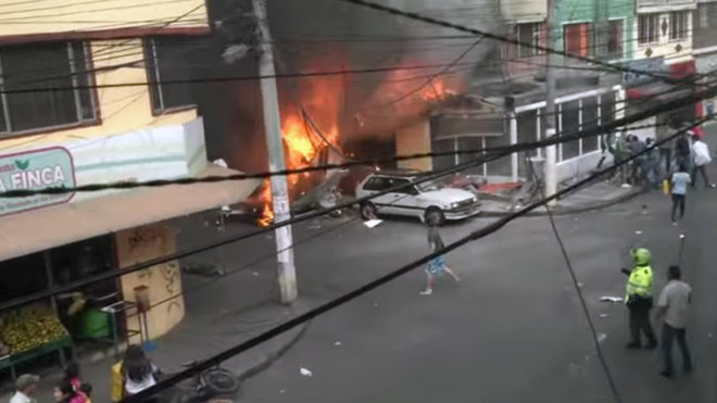 Máy bay lao xuống hiệu bánh đông đúc, nhiều người thương vong ảnh 1