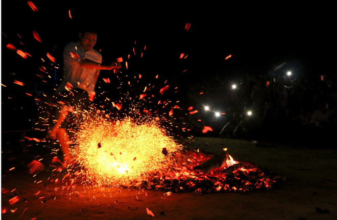 Ngắm những chàng trai Dao Đỏ ở Tuyên Quang nhảy múa trên đống lửa ảnh 2
