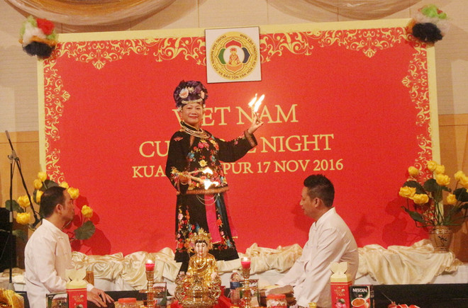 Trình diễn tín ngưỡng thờ Mẫu của người Việt. (Ảnh: Hoàng Nhương/TTXVN) Trình diễn thực hành tín ngưỡng thờ Mẫu của người Việt tại Malaysia ảnh 2