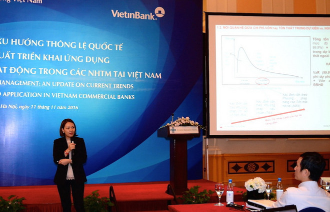 Bà Nguyễn Thu Hằng - Trưởng Phòng Quản lý rủi ro hoạt động-Khối Quản lý rủi ro VietinBank trình bày tham luận tại hội thảo. (Nguồn: VietinBank) Quản lý rủi ro hoạt động của VietinBank: Hướng tới chuẩn mực quốc tế ảnh 2