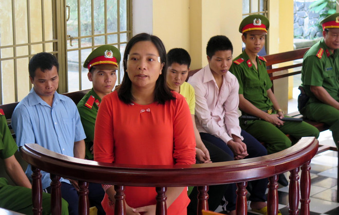 Bị cáo Văn Thị Hoài Thương tại tòa. (Ảnh: Đỗ Trưởng/TTXVN) Tuyên phạt các bị cáo trong vụ khai thác vàng làm 4 người chết ảnh 1
