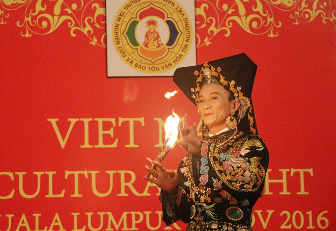 Trình diễn tín ngưỡng thờ Mẫu của người Việt. (Ảnh: Hoàng Nhương/TTXVN) Trình diễn thực hành tín ngưỡng thờ Mẫu của người Việt tại Malaysia ảnh 1