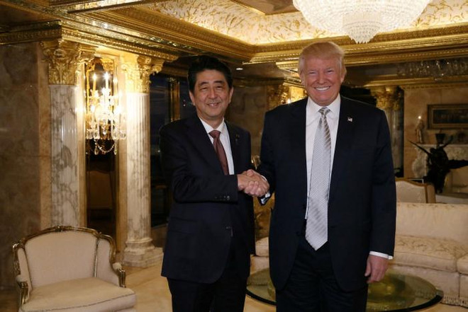 Thủ tướng Nhật Bản Shinzo Abe và Tổng thống đắc cử Mỹ Donald Trump. (Nguồn: Reuters) Trung Quốc phản ứng về cuộc hội đàm giữa Thủ tướng Nhật và ông Trump ảnh 1