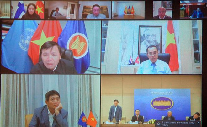 Các Đại sứ Việt Nam tại nước ngoài và các đại biểu dự trực tuyến phiên họp. (Ảnh: Lâm Khánh/TTXVN) Ứng phó thách thức phi truyền thống: Tăng cường đối ngoại đa phương ảnh 2