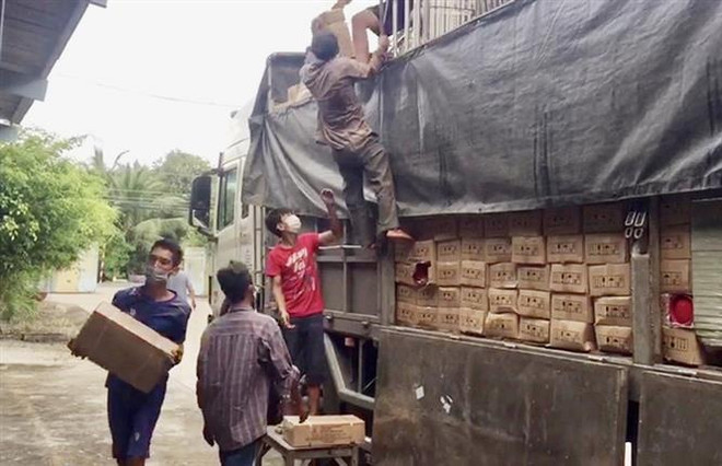 Phát hiện 2 xe tải chở hàng nghìn sản phẩm không hóa đơn, chứng từ ảnh 1