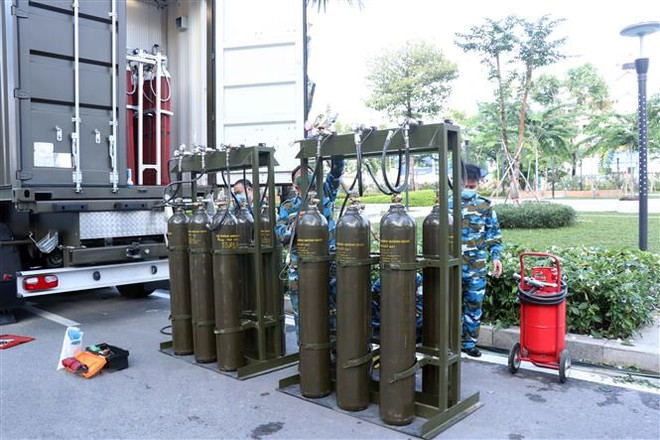 Trạm sản xuất ôxy lưu động. (Ảnh: Xuân Khu/TTXVN) Ôxy vô cùng quan trọng trong giảm nguy cơ tử vong ở bệnh nhân nặng ảnh 1