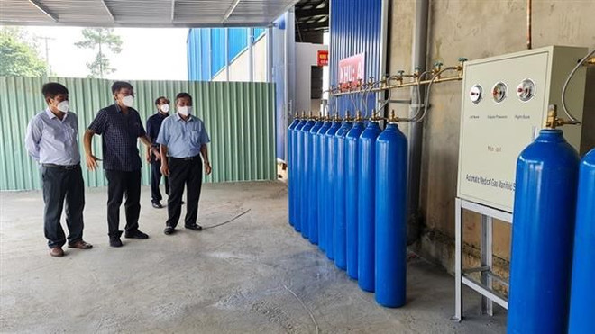 Bình ôxy tại bệnh viện dã chiến tại huyện Bàu Bàng, tỉnh Bình Dương. (Ảnh: TTXVN) Ôxy vô cùng quan trọng trong giảm nguy cơ tử vong ở bệnh nhân nặng ảnh 2
