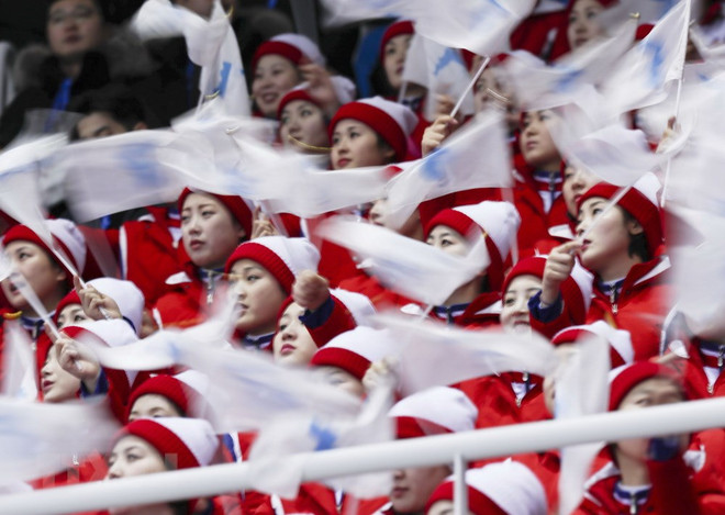 Các cổ động viên Triều Tiên nhiệt thành cổ vũ cho đội nhà thi đấu tại Olympic PyeongChang 2018, Hàn Quốc. (Nguồn: THX/TTXVN) Ủy ban tổ chức FINA 2019 tại Hàn Quốc thúc đẩy để Triều Tiên dự giải ảnh 1