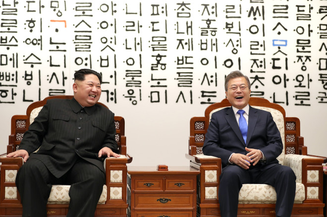Tổng thống Hàn Quốc Moon Jae-in (phải) và nhà lãnh đạo Triều Tiên Kim Jong-un (trái) trong cuộc gặp trước hội đàm ở làng đình chiến Panmunjom ngày 27/4. (Nguồn: Yonhap/ TTXVN) ASEAN hoan nghênh những tiến triển tích cực trên bán đảo Triều Tiên ảnh 1