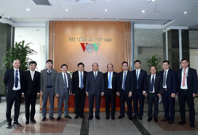 Thủ tướng Nguyễn Xuân Phúc và các cán bộ, phóng viên, biên tập viên Đài Tiếng nói Việt Nam. (Ảnh: Thống Nhất/TTXVN) Thủ tướng: Đài Tiếng nói Việt Nam phải tăng tốc về công nghệ ảnh 2