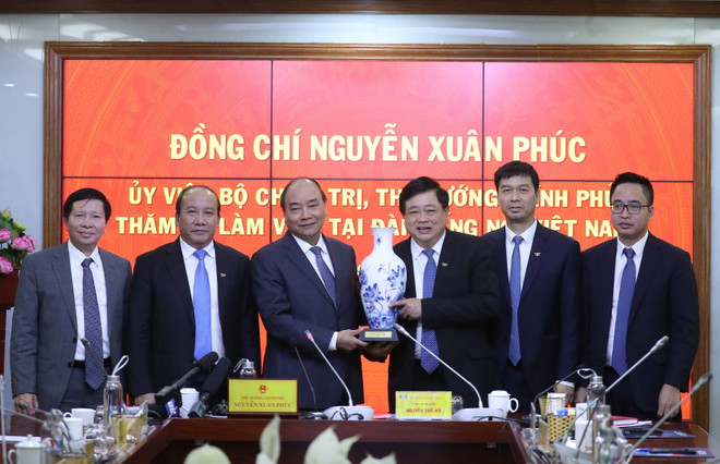 Thủ tướng Nguyễn Xuân Phúc tặng quà lưu niệm cho Đài Tiếng nói Việt Nam. (Ảnh: Thống Nhất/TTXVN) Thủ tướng: Đài Tiếng nói Việt Nam phải tăng tốc về công nghệ ảnh 1