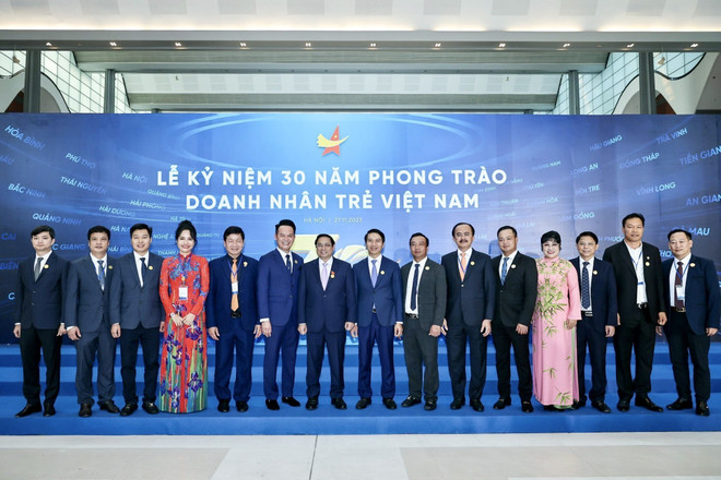 Thủ tướng Phạm Minh Chính với các doanh nhân. (Ảnh: Dương Giang/TTXVN) ttxvn_thu tuong du ky niem phong trao doanh nhan tre (2).jpeg