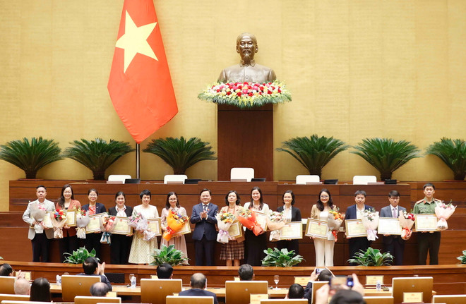 ttxvn_trao bang khen.jpg