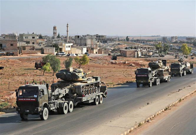 Đoàn xe quân sự của Thổ Nhĩ Kỳ tiến về thị trấn Khan Sheikhoun, tỉnh Idlib, Syria ngày 19/8/2019. (Ảnh: AFP/TTXVN) Chính phủ Syria lên án Thổ Nhĩ Kỳ đưa đoàn xe quân sự tới tỉnh Idlib ảnh 1