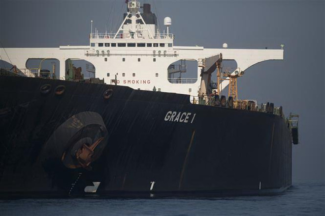 Tàu chở dầu Grace 1 của Iran ngoài khơi bờ biển Gibraltar ngày 15/8/2019. (Ảnh: AFP/TTXVN) Bộ Ngoại giao Iran cảnh báo Mỹ về ý định bắt giữ tàu chở dầu ảnh 1