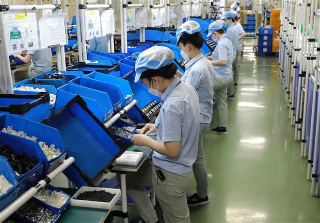 Sản xuất đồ điện gia dụng tại Khu công nghiệp Việt Nam-Singapore (VSIP) ở Bình Dương. (Ảnh: Vũ Sinh/TTXVN) Hơn 2,5 tỷ USD vốn FDI 'rót' vào Bình Dương trong 7 tháng qua ảnh 1