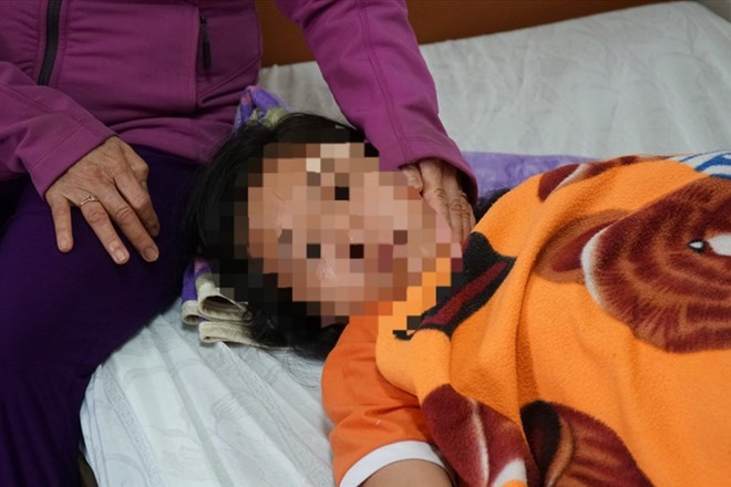 Nữ sinh Tây Ninh bị đánh nhập viện sau va chạm giao thông. (Nguồn: Báo Lao Động) Vụ nữ sinh bị đánh sau va chạm ở Tây Ninh: Xác định lỗi vi phạm ảnh 1
