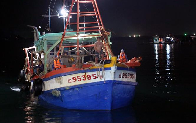 Bắt quả tang hai tàu sang mạn dầu trái phép trên biển Tây Nam ảnh 1