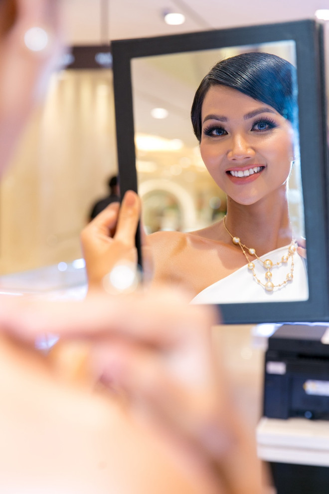 Top 3 Hoa hậu Hoàn vũ Việt Nam quyến rũ với trang sức ngọc trai ảnh 3