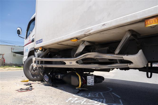 Xe máy đâm vào xe tải đang chuyển hướng làm 4 người trọng thương ảnh 1