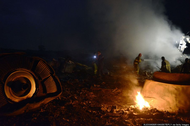 [Photo] Hiện trường vụ máy bay Malaysia MH17 rơi ở Ukraine ảnh 15