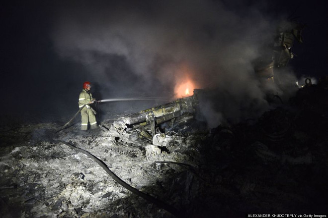 [Photo] Hiện trường vụ máy bay Malaysia MH17 rơi ở Ukraine ảnh 14