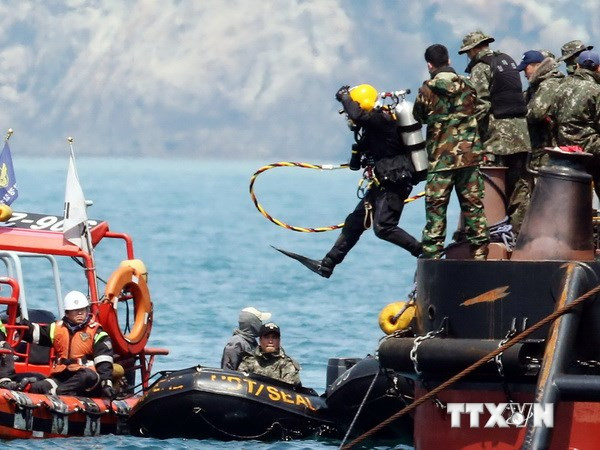 Hàn Quốc tìm thấy thêm một thi thể trong vụ chìm phà SEWOL ảnh 1