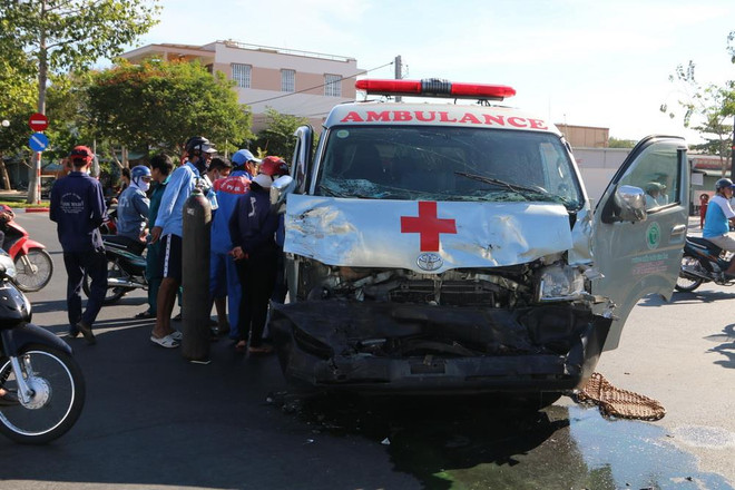 Vượt đèn đỏ, xe cứu thương đâm ôtô bán tải khiến 3 người bị thương ảnh 1