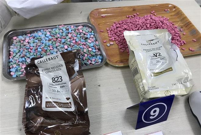 Số ma túy được ngụy trang tinh vi trong ruột những viên kẹo chocolate. (Ảnh: TTXVN phát) Hải quan TP.HCM thu giữ hơn 30kg ma túy qua tuyến chuyển phát nhanh ảnh 1