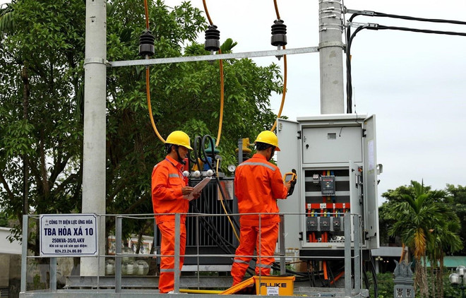 Công nhân Tổng Công ty Điện lực thành phố Hà Nội vận hành cung cấp điện. (Ảnh: Ngọc Hà/TTXVN) Hà Nội hoãn toàn bộ lịch cắt điện khi nắng nóng từ 36 độ C trở lên ảnh 1