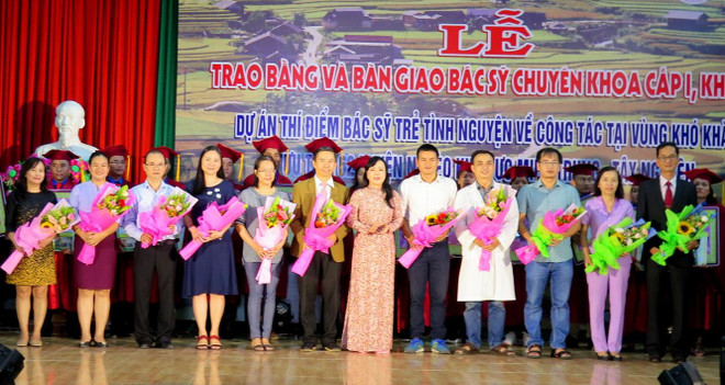 Bàn giao, đưa 27 bác sỹ chuyên khoa về công tác tại vùng khó khăn ảnh 1