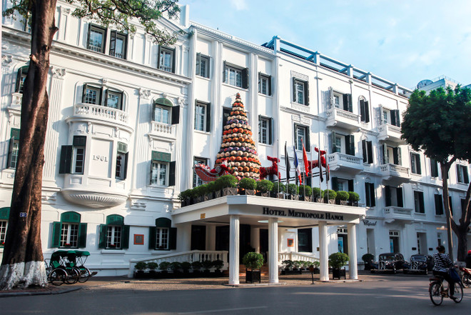 Độc đáo cây thông Noel được làm từ gần 1.300 chiếc nón lá ảnh 2