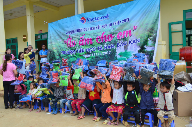 Du lịch từ thiện: Mang niềm vui ấm áp đến với các em nhỏ vùng cao ảnh 1