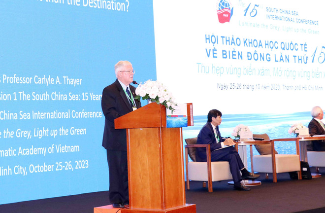Giáo sư Carl Thayer, Đại học New South Wales, Australia, phát biểu tham luận tại Hội thảo. (Ảnh: Xuân Khu/TTXVN) Bốn phiên thảo luận chính tại Hội thảo Khoa học Quốc tế về Biển Đông ảnh 3
