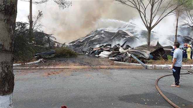 Vẫn chưa dập tắt được đám cháy tại kho hàng chứa 15.000 tấn hạt điều ảnh 1