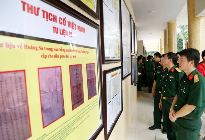 Các đại biểu, cán bộ, chiến sỹ và nhân dân trên địa bàn tham quan triển lãm. (Ảnh: Trung Kiên/TTXVN) Triển lãm bản đồ và tư liệu về Hoàng Sa, Trường Sa của Việt Nam ảnh 1