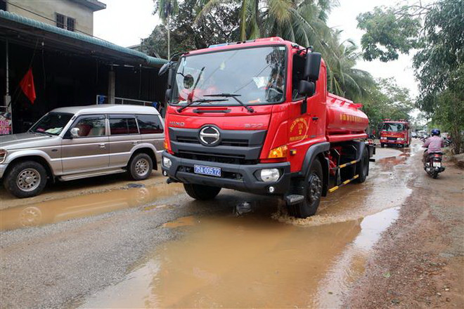 Các phương tiện xe cứu hộ xuất phát đi làm nhiệm vụ. (Ảnh: Trần Lê Lâm/TTXVN) Thừa Thiên-Huế: Toàn bộ 14 công nhân của Thủy điện Alin B2 đều an toàn ảnh 1