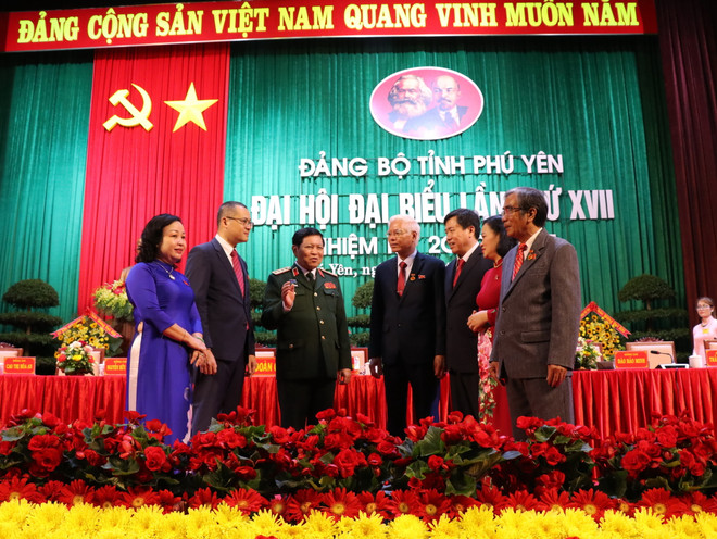 Đại tướng Ngô Xuân Lịch, Ủy viên Bộ Chính trị, Phó Bí thư Quân ủy Trung ương, Bộ trưởng Bộ Quốc phòng và các đại biểu dự Đại hội. (Ảnh: Phạm Cường/TTXVN) Hình ảnh Đại hội đại biểu Đảng bộ tỉnh Phú Yên lần thứ XVII ảnh 2