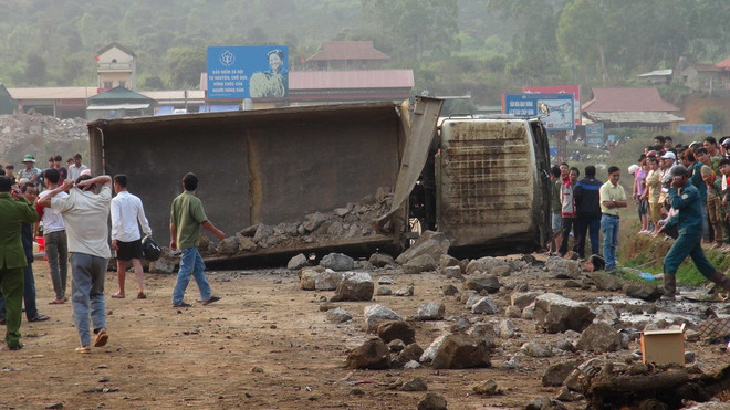 Xe tải lật ngang đường sau khi đâm xe máy, 3 người tử vong ảnh 1
