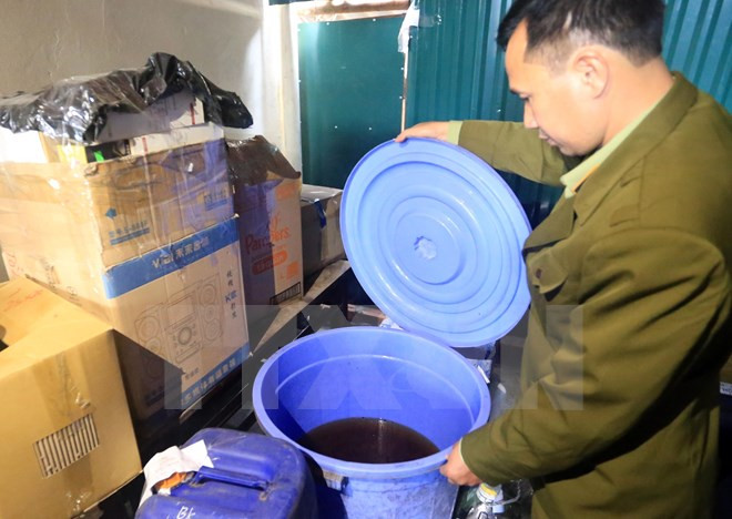 Đình chỉ 40 cơ sở sản xuất rượu vi phạm quy định an toàn thực phẩm ảnh 1