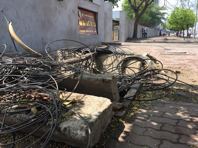 Vẫn còn nhiều "hố tử thần" gây nguy hiểm trên vỉa hè Hà Nội ảnh 1