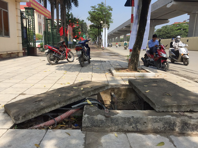 Vẫn còn nhiều "hố tử thần" gây nguy hiểm trên vỉa hè Hà Nội ảnh 2