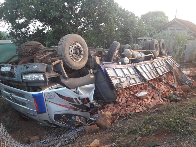 Húc đổ cây, xe tải chở gạch lật ngửa, hai người bị thương nguy kịch ảnh 1