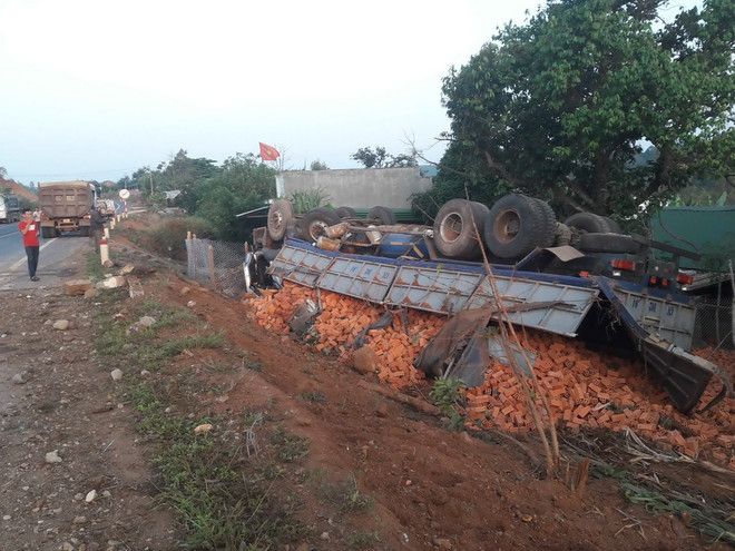 Húc đổ cây, xe tải chở gạch lật ngửa, hai người bị thương nguy kịch ảnh 2
