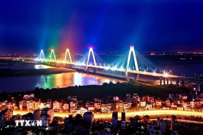 Cầu Nhật Tân bắc qua sông Hồng là cầu dây văng liên tục với 5 trụ tháp hình thoi và 6 nhịp dây văng, tượng trưng cho 5 cửa ô của Thủ đô. (Ảnh: Huy Hùng/TTXVN) z5554083784690_a05951acd3265075d3caf3c4f6d63113.jpg