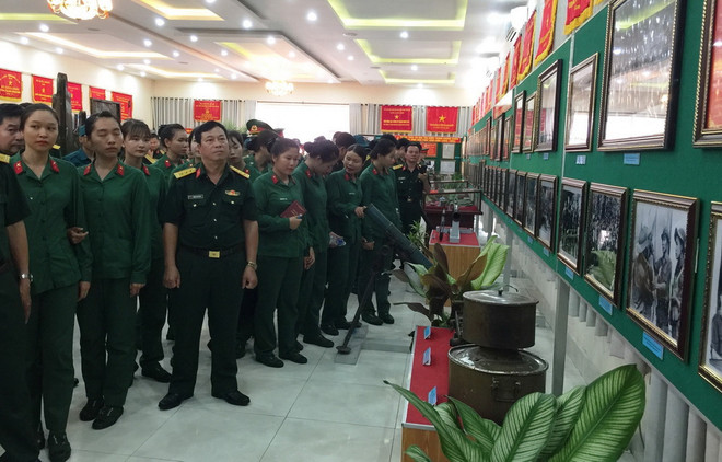 Triển lãm các hình ảnh, hiện vật về Lực lượng vũ trang Quân khu 7 ảnh 1